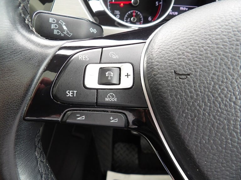 2018 Volkswagen Touran 2.0 TDI SE Family 5dr DSG MPV DIESEL Automatic