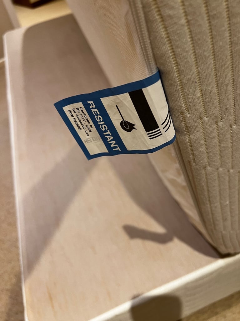 Single divan bed complete with 2 drawers with excellent memory foam mattress