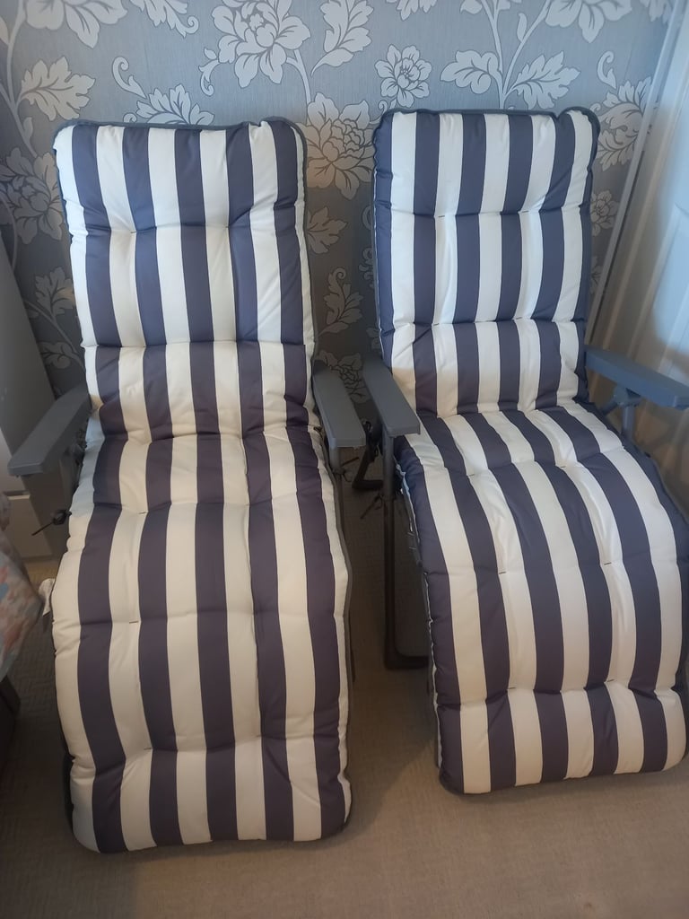 Stunning Set of 2 Garden chairs/ Sun loungers. Extra cushions. Ideal for Garden, Caravan, Campsite