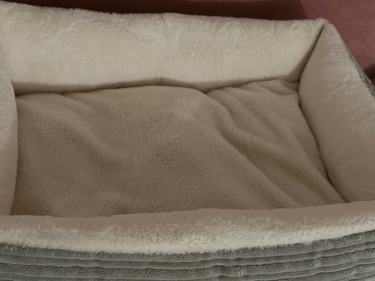 Little Lords and Labrador puppy / dog bed cosy and calming puppy crate bed