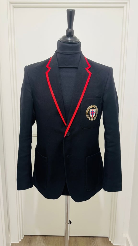 image for 🎒 George Green Secondary School Boys Blazer (Size 30) – with School Logo – £25 🎒