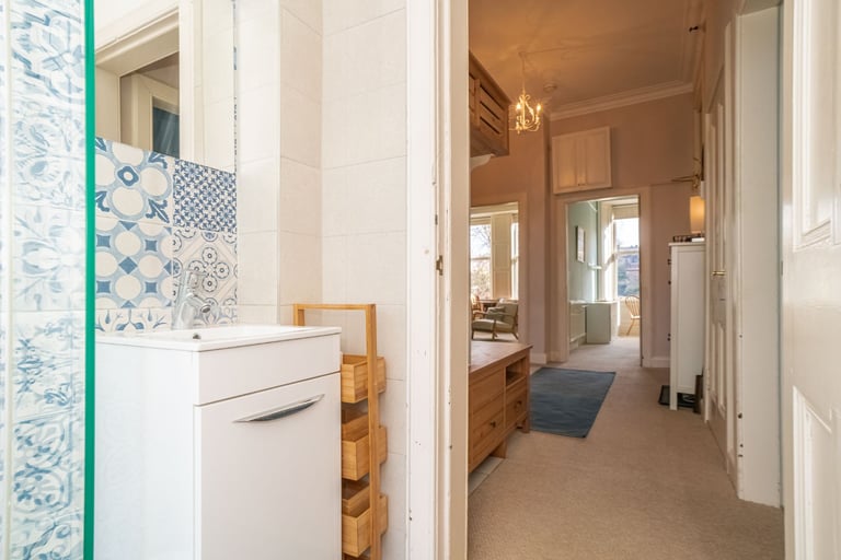 Bright, spacious, extremely well presented 3 bedroom property in Bruntsfield