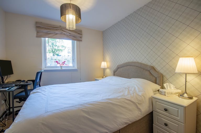 Bright and spacious, 2 bedroom, ground flat in Dicksonfield – available November