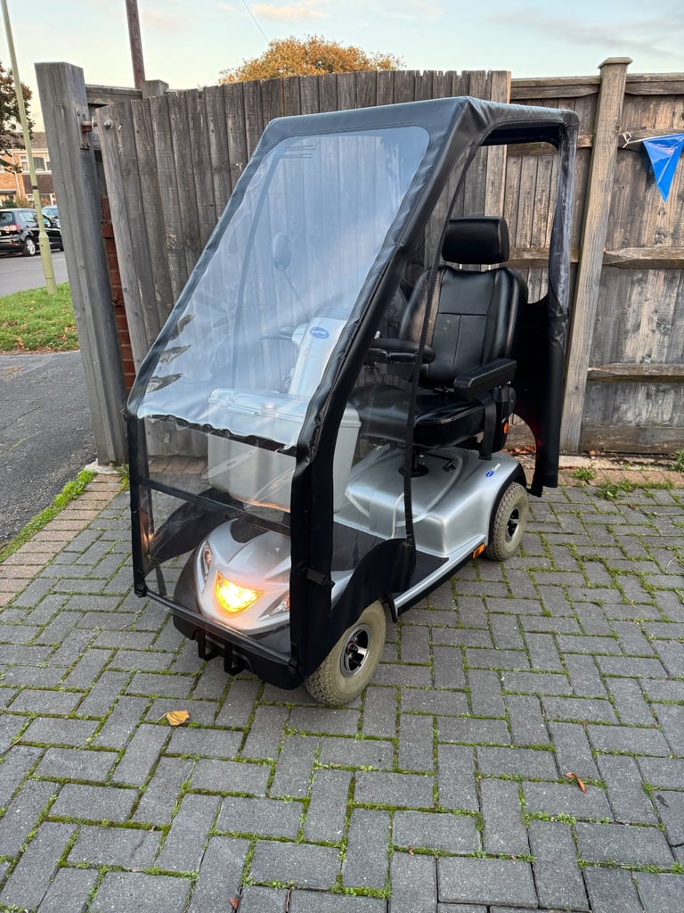 Invacare Comet 8MPH Mobility Scooter With Canopy! Excellent condition 