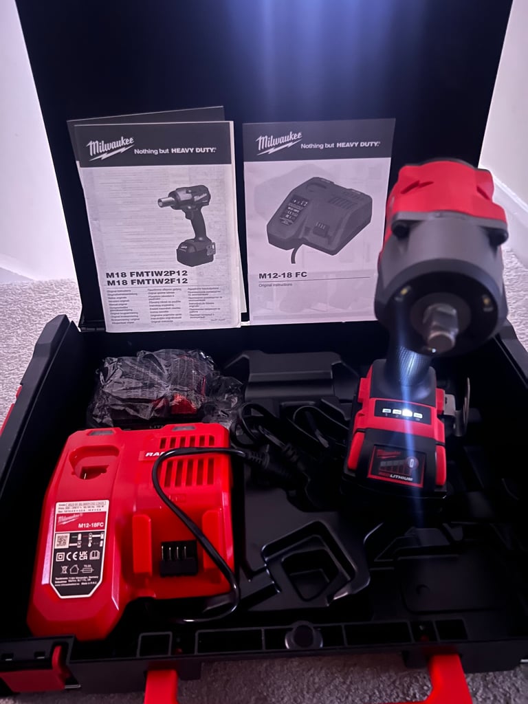 Milwaukee M18 FMTIW2F12-502X 18V FUEL 1/2” Mid-Torque Impact Wrench Kit (2x 5.0Ah Batteries)