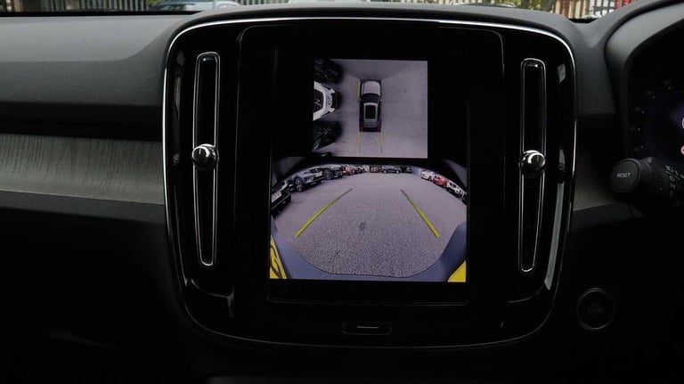  Volvo XC40 B4 (P) Ultra Bright (Sunroof, Harman Kardon, 360 Camera) Petrol/Electric Hybrid Autom...