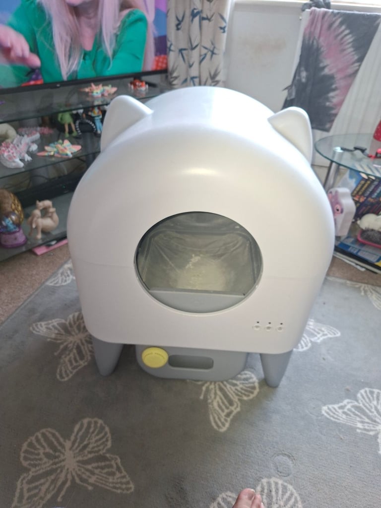 Self cleaning litter box