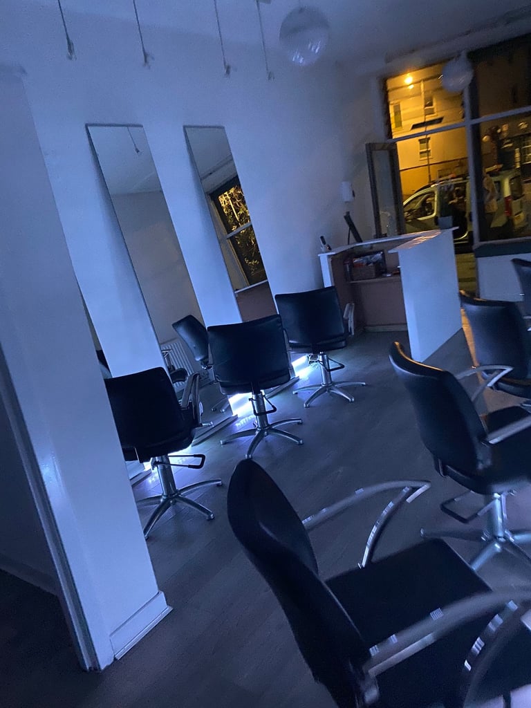 Hair Salon (Easily changed to Nail salon) Rent Free Period
