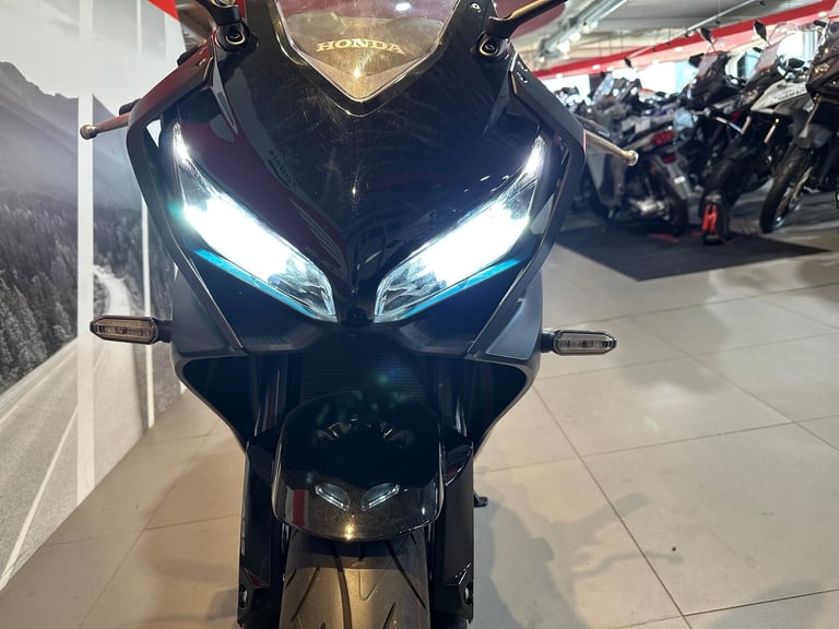 Honda CBR 650 R 2023 with only 988 miles 