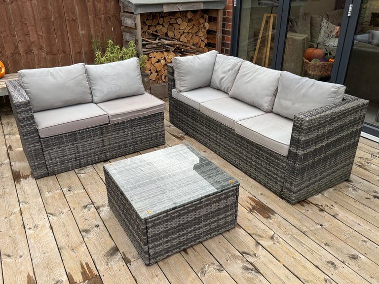 Rattan corner set with table. 