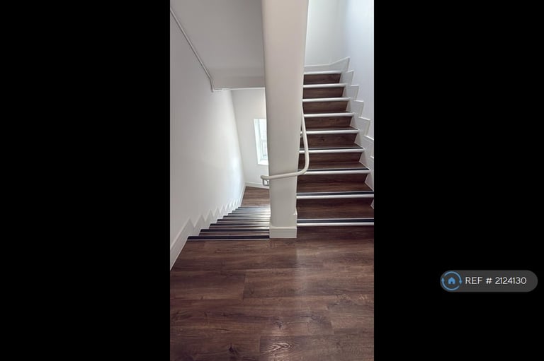 2 bedroom flat in Luton Road, Chatham, ME4 (2 bed) (#2124130)