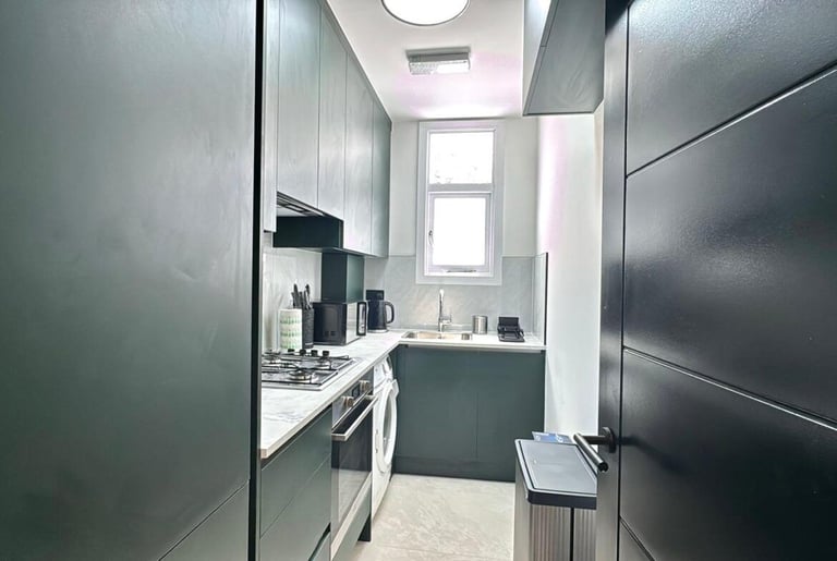  Large bedroom  with bills included in Alexandra House, St Marys Terrace, W2 1SF-Ref: 3005