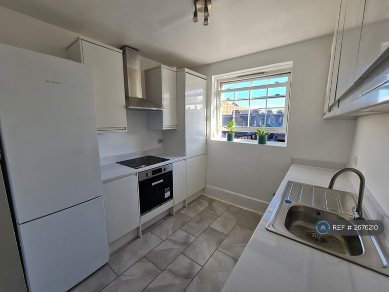 3 bedroom flat in Forster Road, London, SW2 (3 bed) (#2676210)