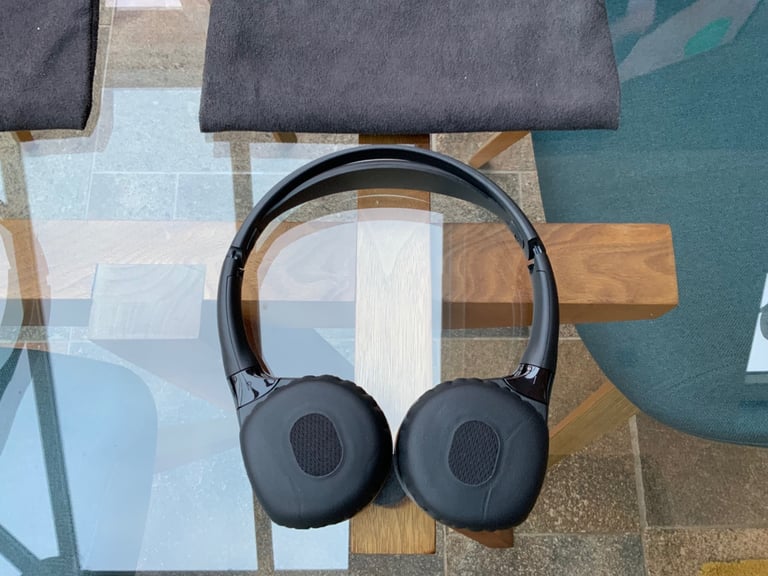 Land Rover Discovery 5 Bluetooth Headphones x2 plus Remote (genuine parts)