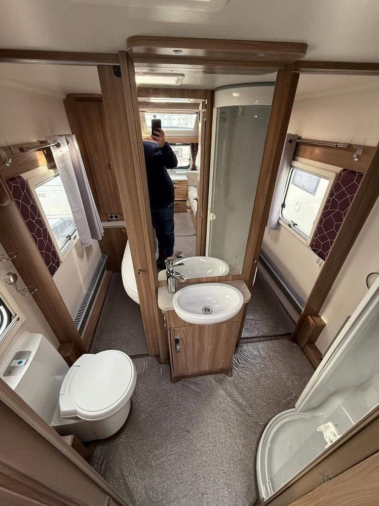Swift Challenger 560 Rear Island Bed Middle Bathroom 