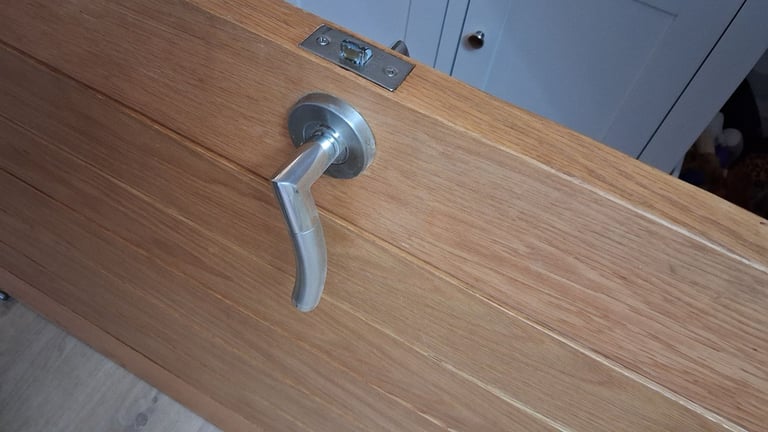 Oak solid door with handle