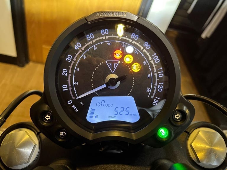 2025 Triumph Bonneville Bobber PREMIUM SINGLE COLOUR Petrol orange 6 Speed