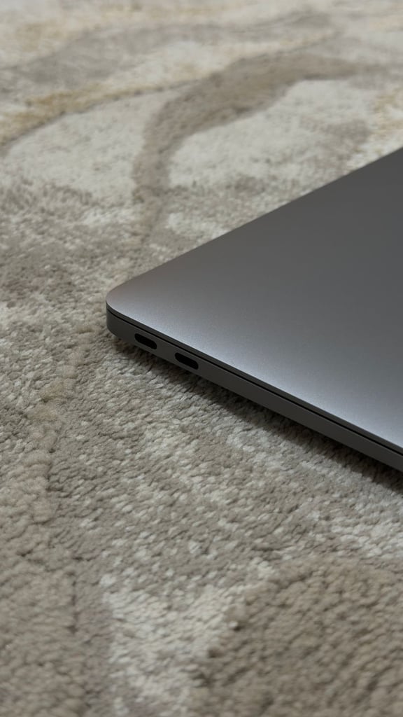 13" Macbook Air (M1) – Excellent Condition