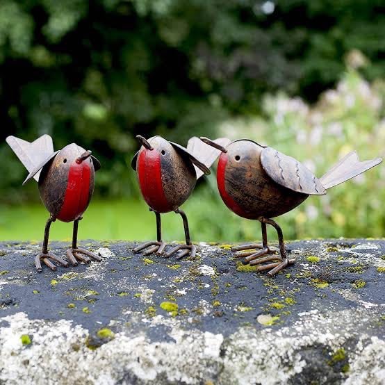 ❤️🐦‍⬛ Cheery little metal robin to perch on your winter twigs and branches. £6 each