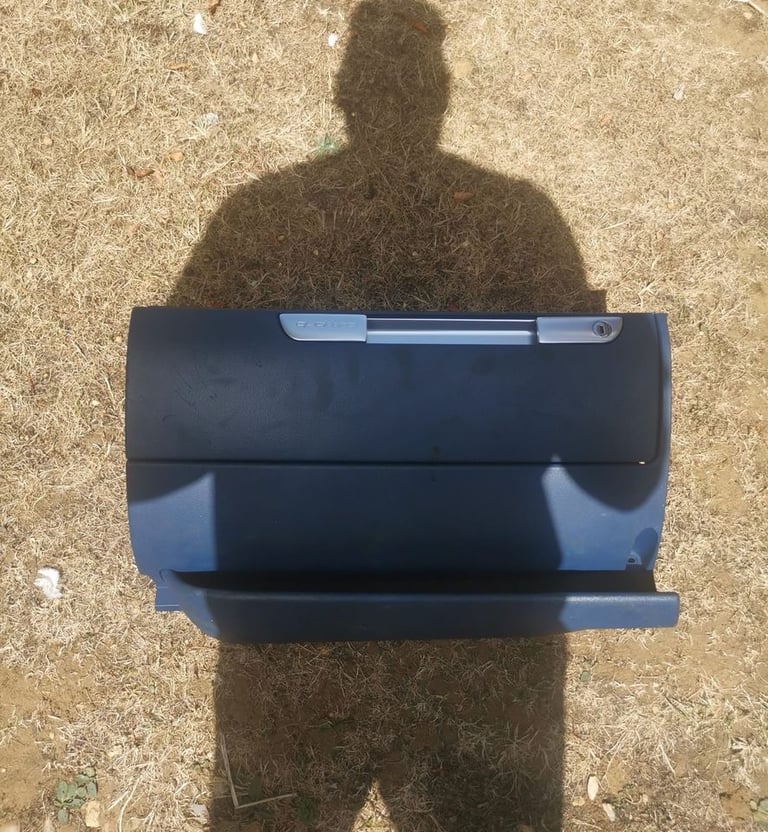 AUDI TT MK1 8N 225 /180 BLUE GLOVEBOX STORAGE  IN USED CONDTION 