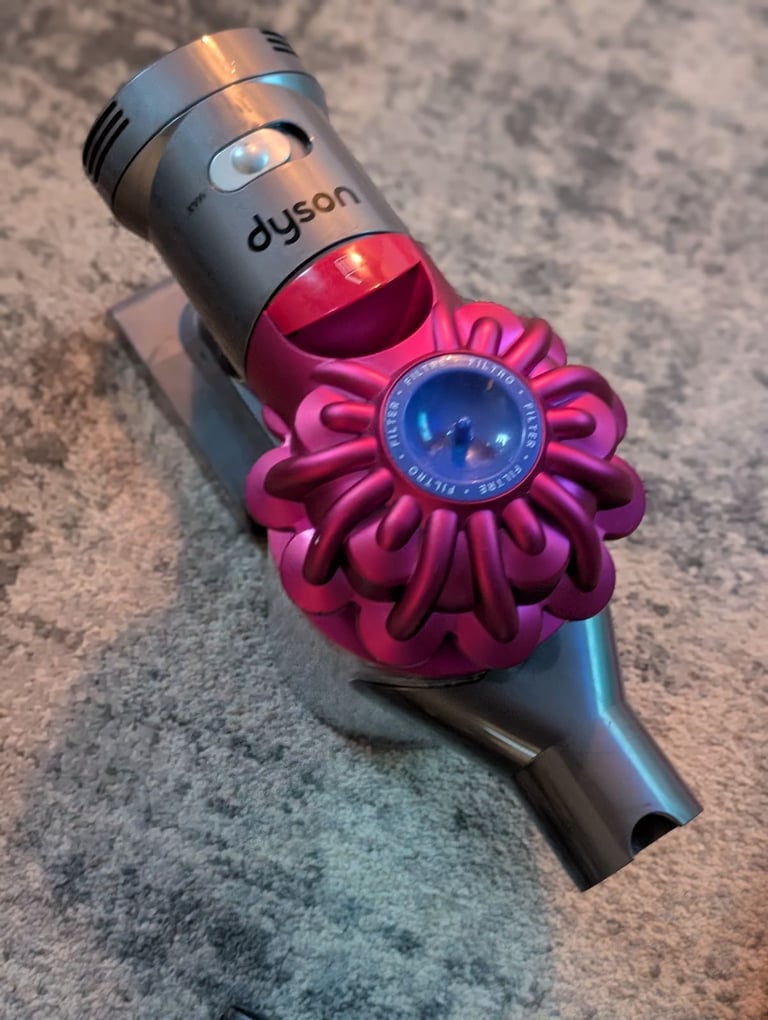 Dyson v7 cordless vacuum cleaner VGC as new 