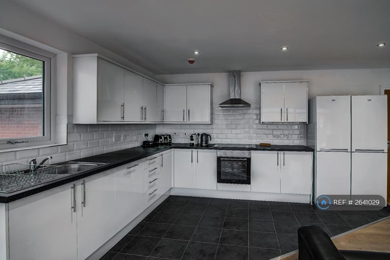 7 bedroom flat in Stonemasons Close, Liverpool, L7 (7 bed) (#2641029)