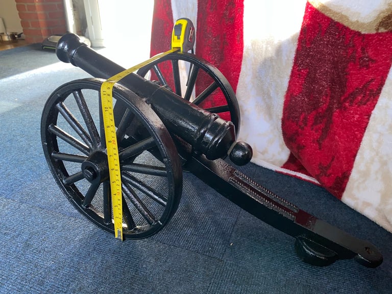 Cannon , Cast Iron.  Lovely ornament. Measurements in photos. 10kg