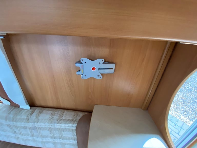 TRIGANO SILVER 310 TDL - 2015 - 2 BERTH - POP TOP - HEATING & HOT WATER - VGC 