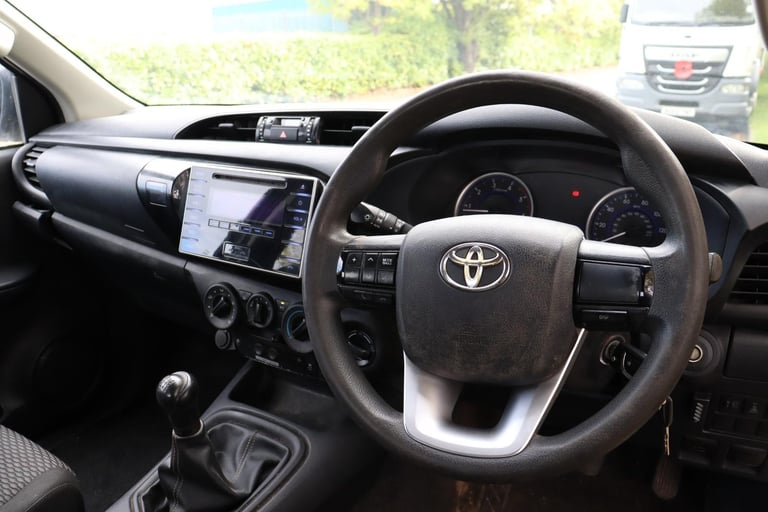 TOYOTA HILUX D4D KING CAB 4X4 PICKUP TRUCK (2017)