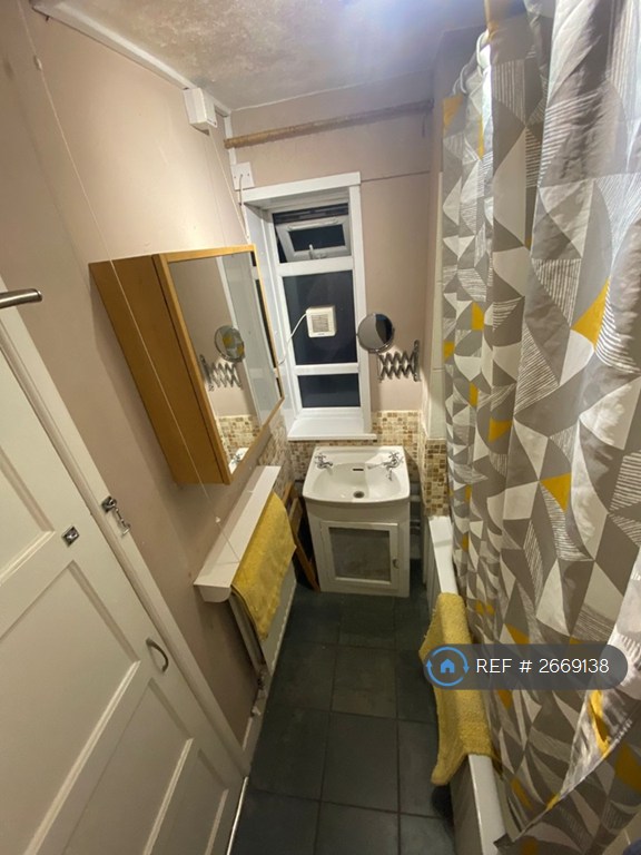 2 bedroom flat in Nunhead Lane, London, SE15 (2 bed) (#2669138)