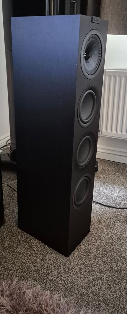 Kef q550 floorstanding speakers in black