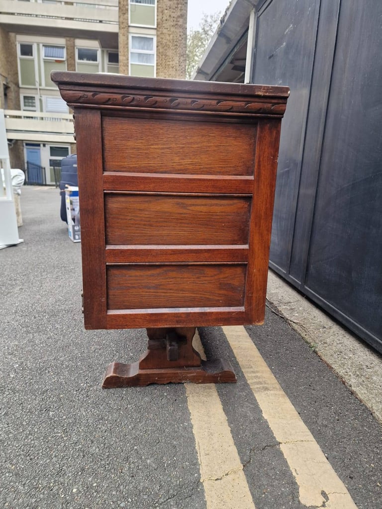 Oak sideboard/ chest of draws