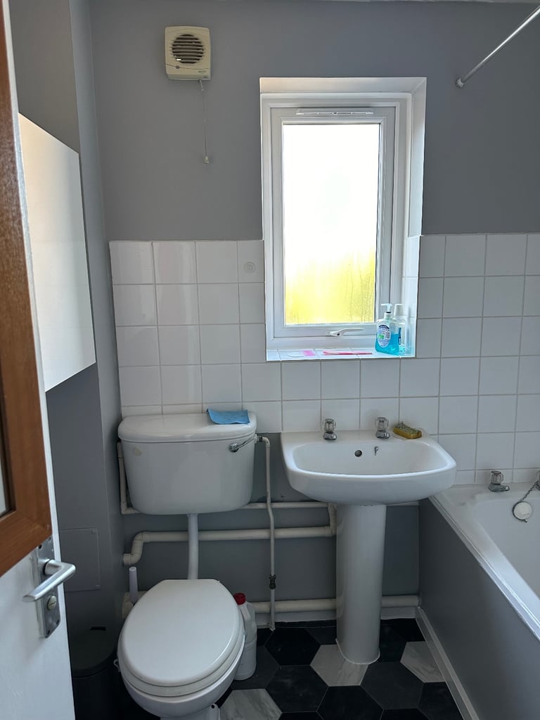 1 bedroom Flat, Dehavilland Close UB5 