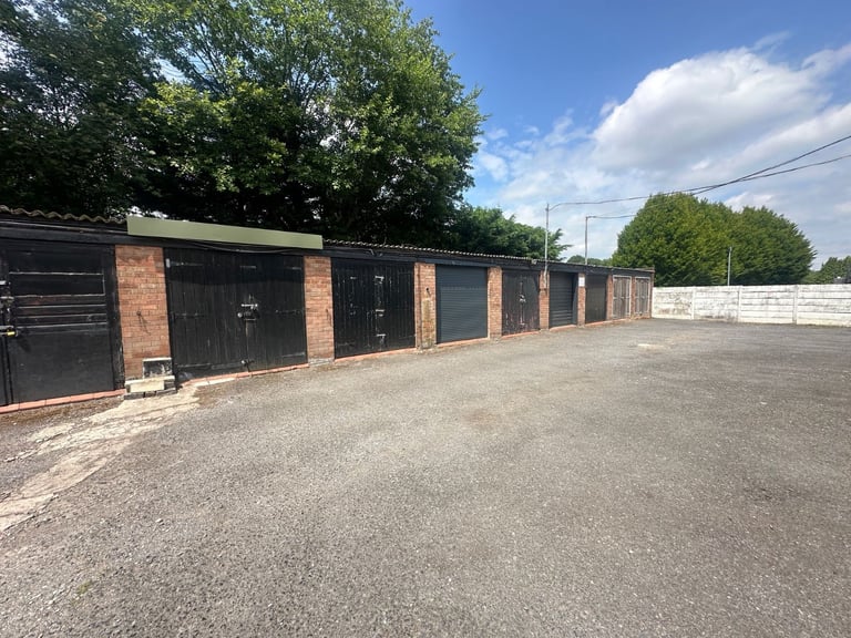 GARAGE TO RENT: BURY, GREATER MANCHESTER: