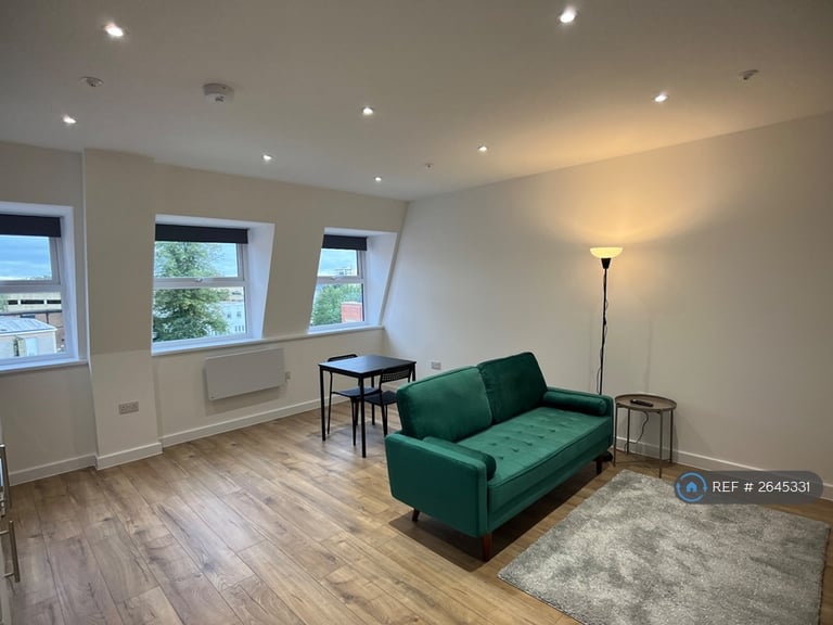 1 bedroom flat in Oriel House, Northampton, NN1 (1 bed) (#2645331)
