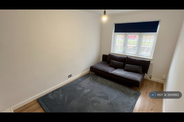 2 bedroom flat in Eastern Avenue, Ilford, IG2 (2 bed) (#2649182)