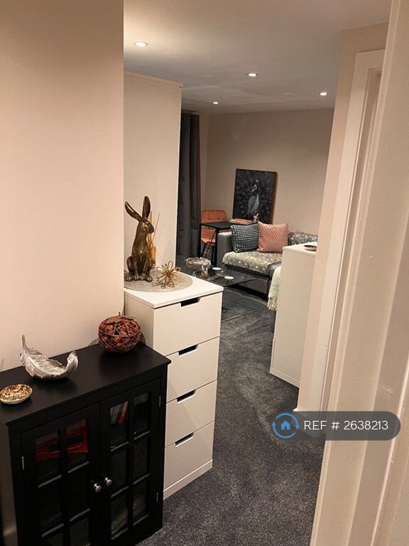 1 bedroom flat in Greenfield Road Bills Included, Farnham, GU9 (1 bed) (#2638213)