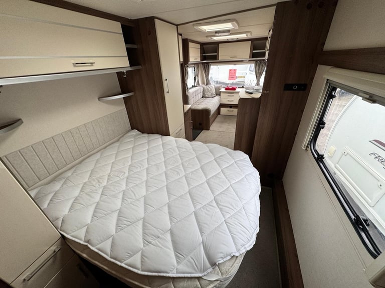 LUNAR VENUS 570/4 2017 MODEL 4 BERTH FIXED ISLAND BED TOURING CARAVAN
