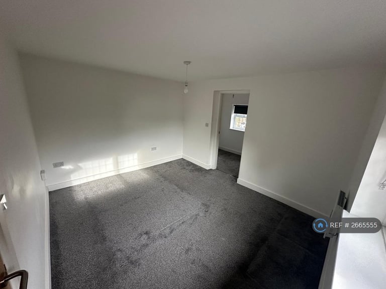 1 bedroom flat in St Georges Lodge, Stalybridge, SK15 (1 bed) (#2665555)