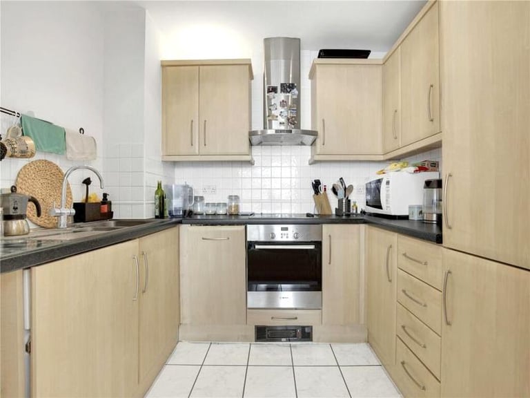 🌟 Bright and spacious room available in the vibrant area of Peckham