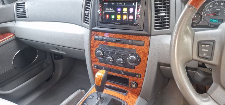 JEEP GRAND CHEROKEE OVERLAND 3LITRE CRD 4X4 FACTORY BLACK. FULL MOT