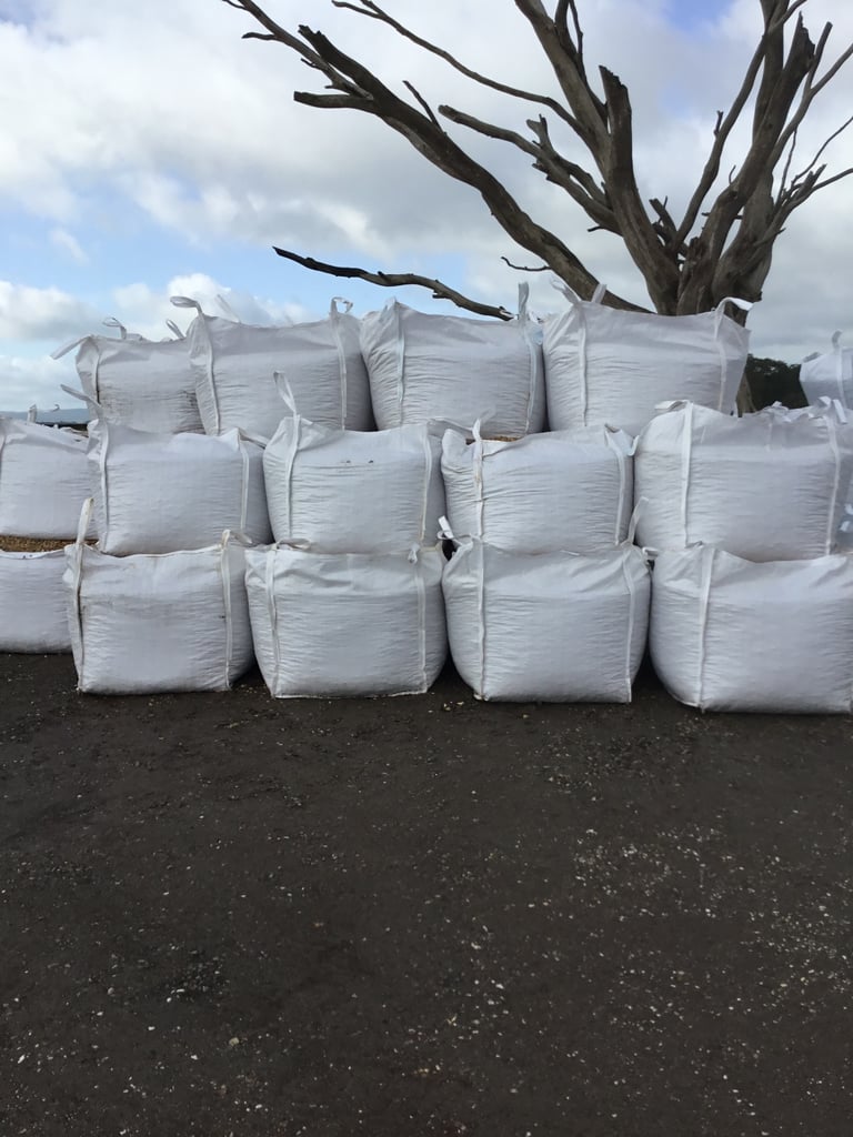 Bulk bags of 20 mm white Spanish marble garden and driveway chips/ gravel/ stones FREE DELIVERY 