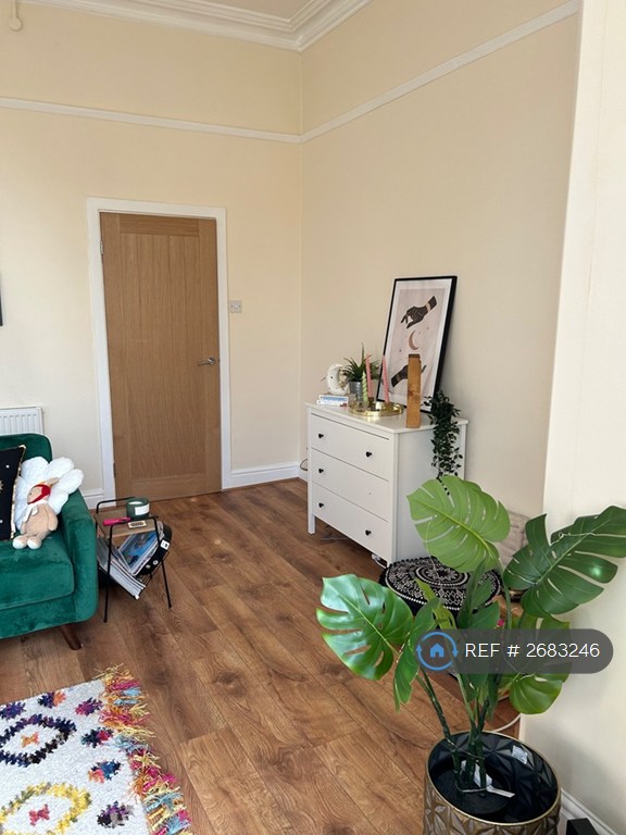 1 bedroom flat in Parkfield Road, Aigburth, Liverpool, L17 (1 bed) (#2683246)