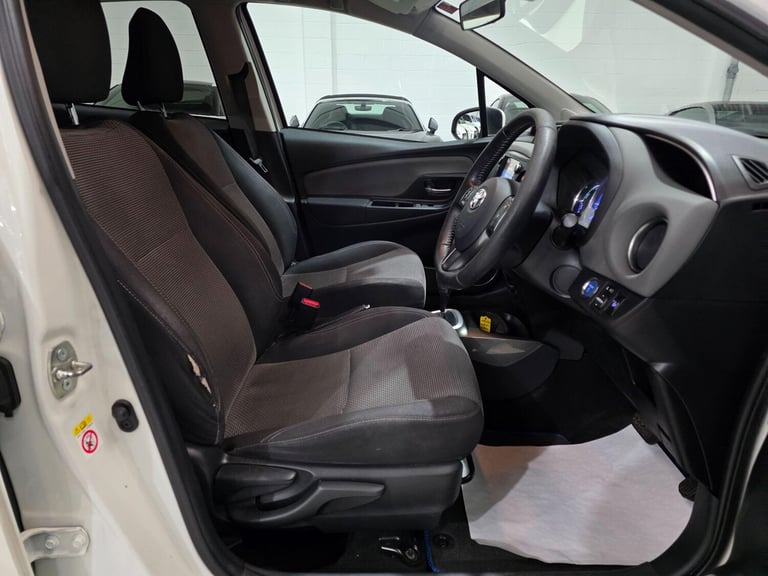 2015 Toyota Yaris 1.5 VVT-h Sport E-CVT Euro 6 5dr HATCHBACK Petrol/Electric Hybrid Automatic