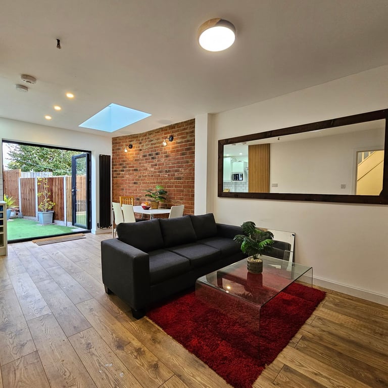 4 Bedroom House, Newly Renovated - open plan kitchen.