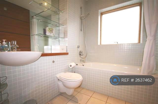 1 bedroom flat in Lockes Yard, Manchester, M1 (1 bed) (#2637462)