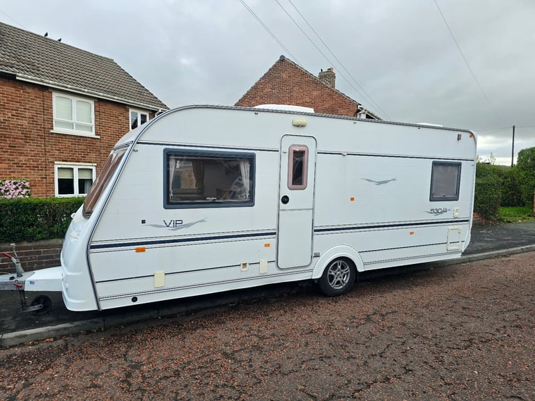 2005 Coachman VIP 530/4  Here is our 2005 Coachman VIP with a fixed bed 