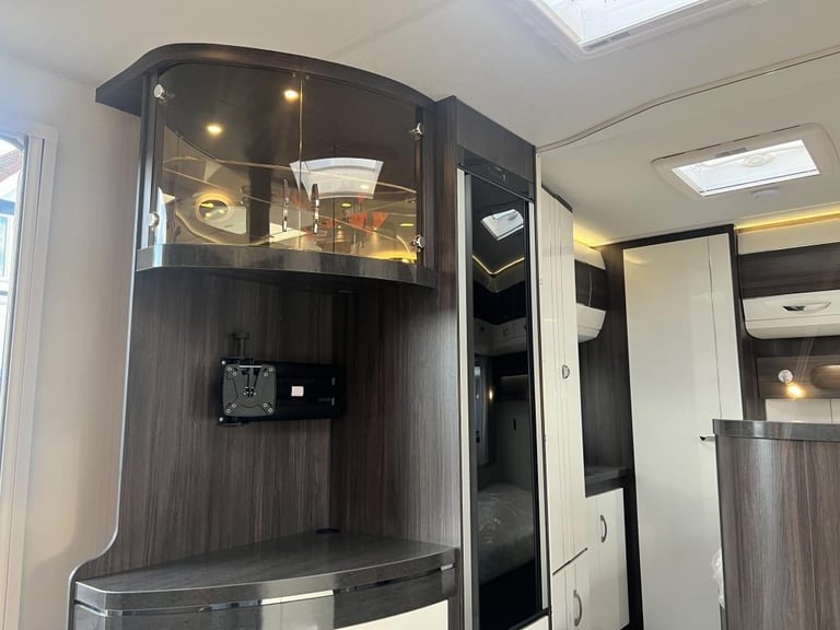 2024 HOBBY PRESTIGE 720 KWFU 6 Berth fixed bunk beds