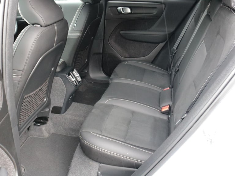 2024 Volvo XC40 Plus Dark B4 (197 hp) ESTATE Petrol/Electric Hybrid Automatic