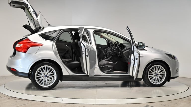 2014 Ford Focus 1.6 TDCi Zetec Euro 5 (s/s) 5dr HATCHBACK Diesel Manual